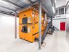 eine UTSR Feuerung der Firma Schmid steht in Vintl bei der Energiegenossenschaft in einer herausgeputzten Halle.